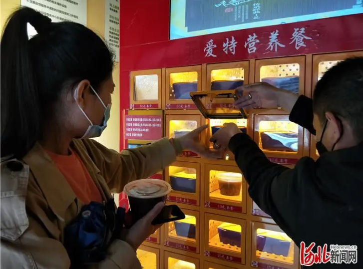 河北疫情下的餐饮新模式：无人餐饮机圈粉